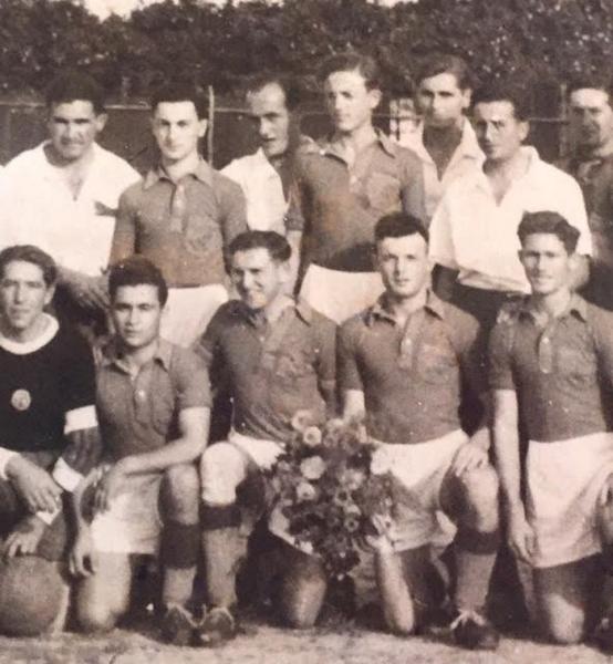 תמונה קבוצתית של הפועל פ"ת, סביבות 1936. באמצע למטה - דוד וגנר. משמאל למטה - לודוויג גרובר. רביעי מימין למעלה - אהרון מזרחי