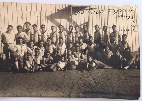 תמונה קבוצתית של הפועל פ"ת (בוגרים ונוער), סביבות 1936. שלישי מימין בשורה העליונה - דוד וגנר