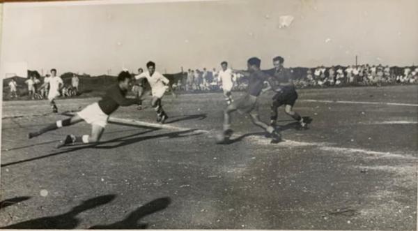 תמונה מאלבום של דב מאירמן, משחק לא ידוע משנות הארבעים