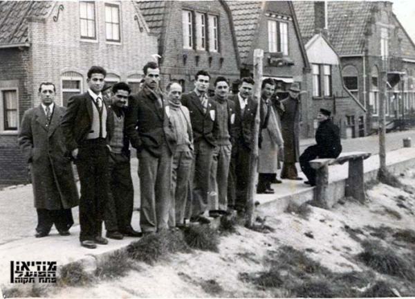 הפועל פתח-תקוה באירופה, שנת 1951. רביעי משמאל עומד חיים שפירא, ומימינו דב קולצ'ין, שחקן לא מזוהה, אשר זליקוביץ', שמואל סגל וגינצבורג.
