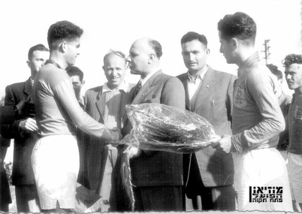 משה וארון (עם הפרחים) ואורי קרני בטקס שלפני פתיחת המשחק מול פנרבחצ'ה.