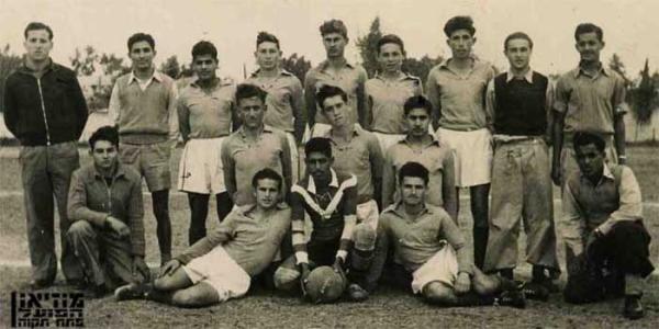 קבוצת הנוער של הפועל פתח-תקוה, שנות ה-50 המוקדמות. שחקנים בולטים: יחזקאל פריזט (שלישי מימין), נחום סטלמך (רביעי) ובועז קופמן (שישי). משמאל עומד המאמן ושחקן הקבוצה הבוגרת באותה תקופה, משה וארון.
