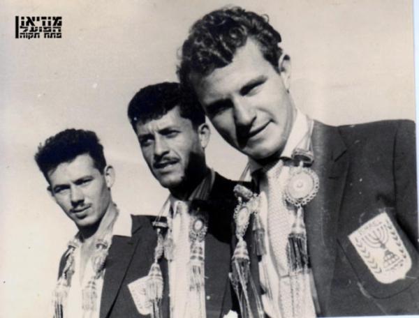 ג'רי חלדי (מימין), זכריה רצאבי ונחום סטלמך בחליפות של נבחרת ישראל, מתישהו לקראת סיום שנות ה-50.