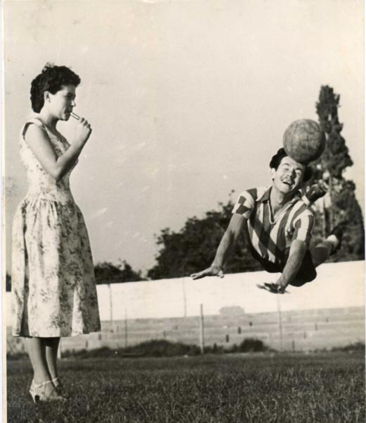 נחום סטלמך במצבו הטבעי - נוגח בכדור. אשתו נירה משגיחה מקרוב.