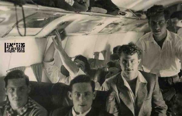 1954 - ג'רי חלדי (שני מימין) ונחום סטלמך (מימינו) בטיסה הראשונה שלהם עם הנבחרת, לקפריסין.