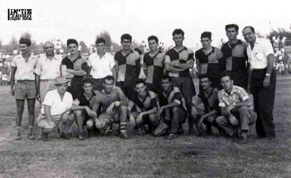 הפועל פתח-תקוה, מודל 1955. עומדים, מימין: אורי קרני, יוסף צ'יריק, דודו קרמר, צביקה מרכוס, יהודה רביוב, בועז קופמן, אשר זליקוביץ', אביגדור אברמסון, יעקב קרלינסקי.כורעים, מימין: משה וארון (מאמן), אמנון מזרחי, ראובן יפת, נחום סטלמך, יעקב ויסוקר, ג'רי חלדי, שלום קולקר.
