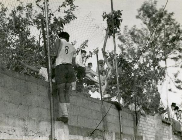 נחום סטלמך מטפס על חומת האיצטדיון כדי לקבל חזרה כדור שנבעט החוצה בדקות הסיום