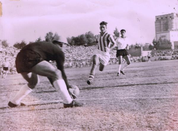 משחק ידידות מול בשיקטש שנערך ב-13 באוקטובר 1956. השוער הטורקי מקדים את בועז קופמן.