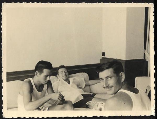 1956 - בועז קופמן (מימין) ונחום סטלמך בבית המלון לפני המשחק בין נבחרת ישראל וברית המועצות באיצטדיון רמת גן (2:1). באמצע - בנימין רבינוביץ' (מכבי ת"א)