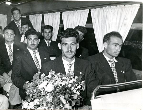 שחקני נבחרת ישראל ב-1956, באוטובוס בדרך לאיצטדיון לנין בברה"מ. מימין: יעקב ויסוקר, דוד קרמר, שאול מתניה, שבתאי זילברשטיין, בועז קופמן, יעקב חודרוב ושמואל נחמיאס.