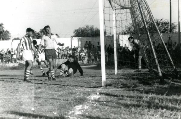 1956/57 - מחזור 8 - הפועל תל-אביב (0:1) - רגע אחרי שער הניצחון. שלמה נהרי רץ לחגוג, בועז קופמן מוודא הריגה, יעקב חודרוב מאוכזב על הקרקע.