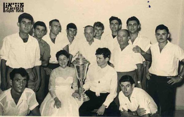 1956/57 - גביע - גמר - מכבי יפו (1:2) - אורחי הכבוד בחתונתם של נחום סטלמך ונירה פינברג - שחקני הפועל פתח-תקוה וגביע המדינה. למעלה, מימין: אשר זליקוביץ', מרסל אברמוביץ', דב קולצ'ין, אורי קרני, ג'רי חלדי, יצחק זאבי (ממייסדי הפועל פתח-תקוה), בועז קופמן, יעקב ויסוקר, אמנון מזרחי, יהודה רביוב. יושבים, מימין: יוסף צ'יריק, נחום סטלמך, גביע המדינה, נירה סטלמך, אריה רדלר.