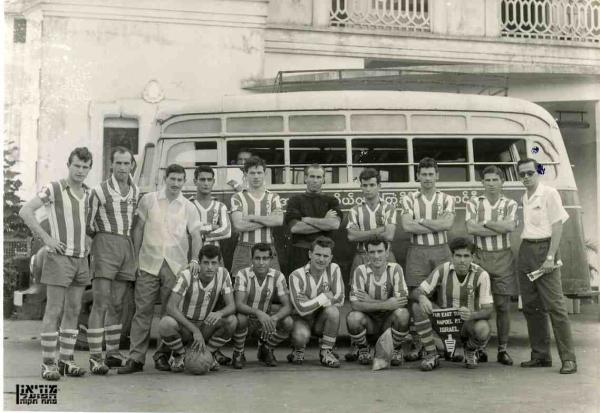 תמונה קבוצתית במהלך המסע למזרח הרחוק ב-1957. עומדים, מימין: משה טריואקס (כתב ספורט), אליעזר שפיגל, שבתאי זילברשטיין, אמנון מזרחי, יעקב ויסוקר, נחום סטלמך, דוד אטואר, בועז קופמן, חיים שפירא, ג'רי חלדי. כורעים: אורי קרני, אריה רדלר, שמואל סגל, ראובן יפת, זכריה רצאבי.