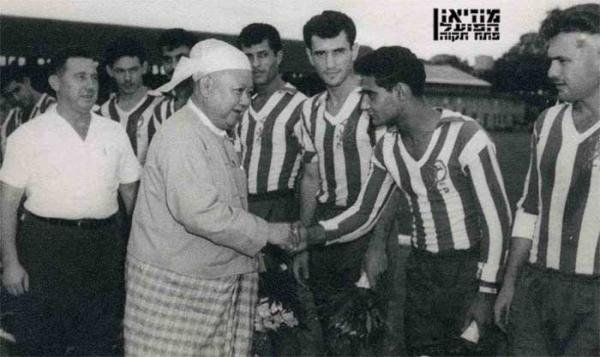 שחקני הפועל לפני משחק בבורמה במסע הגדול של 1957. מימין: שמואל סגל, דוד אטואר, אריה רדלר, זכריה רצאבי, שלמה נהרי, נחום סטלמך, שלום קולקר (מנהל), יהודה רביוב.