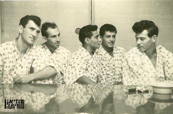 נחום סטלמך (מימין), זכריה רצאבי, דוד אטואר, חיים שפירא ואריה רדלר בלבוש יפני מסורתי.