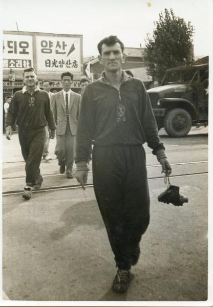 אריה רדלר במהלך מסע הפועל פ"ת למזרח הרחוק ב-1957