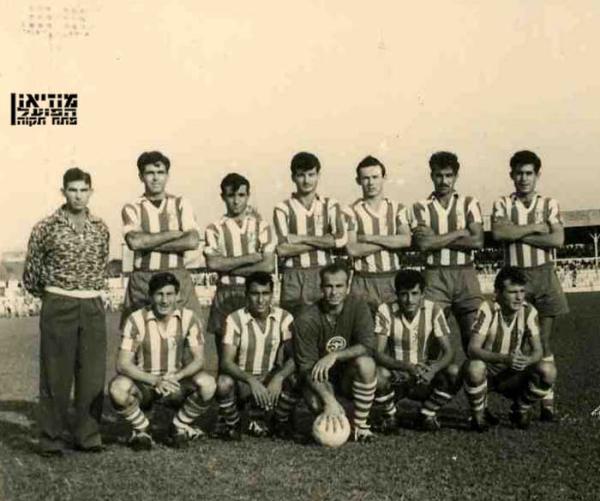 הפועל פתח-תקוה מודל 1957/1958.למעלה מימין: יהודה רביוב, שלמה נהרי, נחום סטלמך, נח רזניק, אמנון מזרחי, אורי קרני, שפיגל. למטה מימין: ג'רי חלדי, זכריה רצאבי, יעקב ויסוקר, ראובן יפת, בועז קופמן.