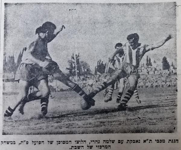 שלמה נהרי בועט לעבר שער מכבי ת"א