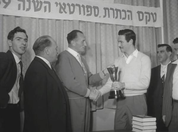 נחום סטלמך מקבל את גביע ספורטאי השנה של חדשות הספורט לשנת 1959. קרדיט - ארכיון הסרטים הישראלי