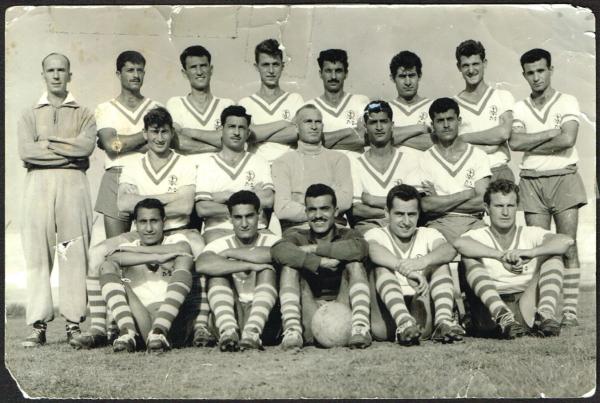 הפועל פ"ת מודל 1959/60, תמונה קבוצתית. למעלה - אמנון מזרחי, קלימו בלחסן, יהודה רביוב, שלמה נהרי, שלום פטרבורג, אריה רדלר, זכריה רצאבי, הנרי ג'ק גיבונס באמצע - אבשלום רצאבי, אלקנה שמן, יעקב ויסוקר, שבתאי זילברשטיין, בועז קופמן למטה - ג'רי חלדי, אשר בלוט, אבשלום שמחי, דוד אטואר, ראובן יפת