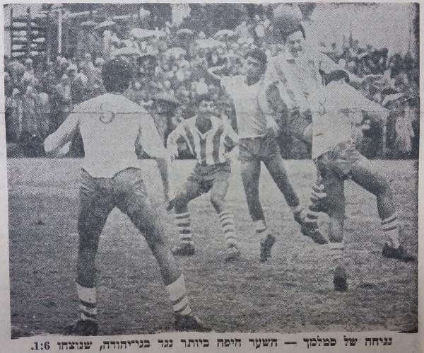 נחום סטלמך נוגח את אחד מששת השערים שהובקעו לרשת בני יהודה, זכריה רצאבי דרוך משמאל