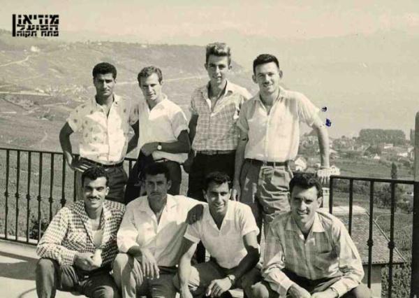 צולם בסביבות 1960. עומדים, מימין: נחום סטלמך, שלום פטרבורג, ג'רי חלדי, אלקנה שמן. כורעים: אריה רדלר, ראובן יפת, אבשלום רצאבי, אבשלום שמחי.