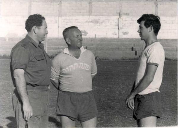 נחום סטלמך בישיבת צוות עם המאמן איגנץ מולנר וחבר ההנהלה אליהו קרוסהר (עונת 1960/61)