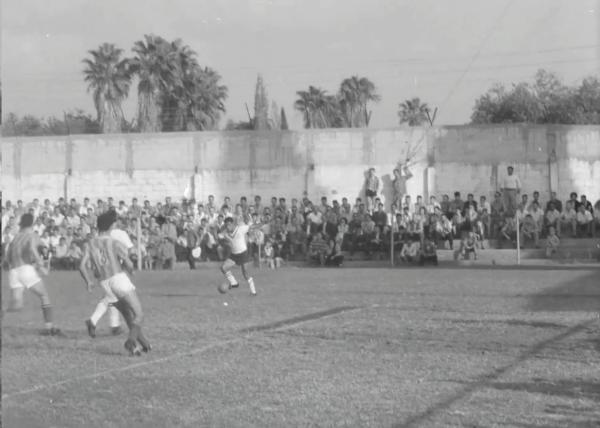 זכריה רצאבי בדרך לכיבוש ה-0:3 של הפועל פ"ת. קרדיט - ארכיון הסרטים הישראלי