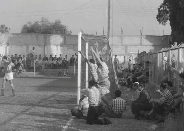 חגיגות מאחורי השער רגע אחרי הגול של זכריה רצאבי. קרדיט - ארכיון הסרטים הישראלי