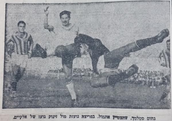שוער הפועל ת"א דני אלקיים מזנק מול נחום סטלמך