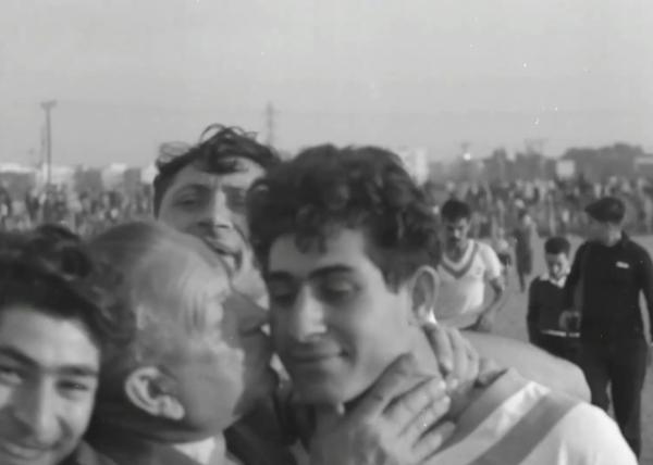יהודה רביוב זוכה לנשיקות בסיום משחק הניצחון באיצטדיון המכביה