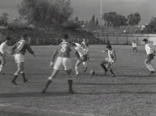 מאבק על הכדור בין שחקני הפועל פ"ת והפועל חיפה. קרדיט - ארכיון הסרטים הישראלי