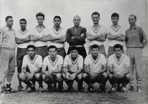 הפועל פתח-תקוה, מודל 1961/1962. עומדים מימים: מתורגמן, שלום בלבול, אריה רדלר, יעקב ויסוקר, יהודה רביוב, שלום פטרבורג, ראובן יפת, מיודראג יובאנוביץ'. למטה: אבשלום רצאבי, זכריה רצאבי, בועז קופמן, נחום סטלמך, חיים בכר.