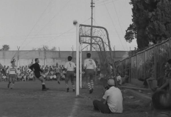 הכדור פוגע במשקוף שער הפועל חיפה. קרדיט - ארכיון הסרטים הישראלי