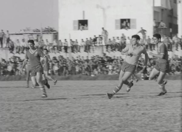 1961/62 - מחזור 8 - בני יהודה (0:0) - חיים בכר (מימין) ובועז קופמן (משמאל). קרדיט - ארכיון הסרטים הישראלי