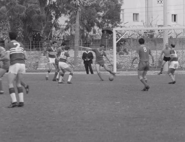 שלום פטרבורג מרחיק כדור מתוך רחבת הפועל פ"ת. מתוך ארכיון הסרטים הישראלי