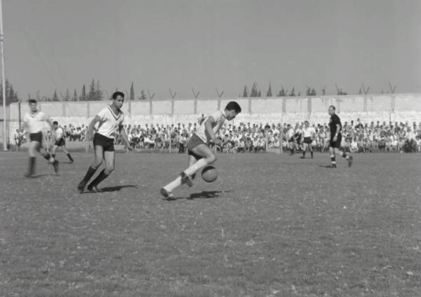 ראובן יפת שומר על שחקן בני יהודה. קרדיט - ארכיון הסרטים הישראלי