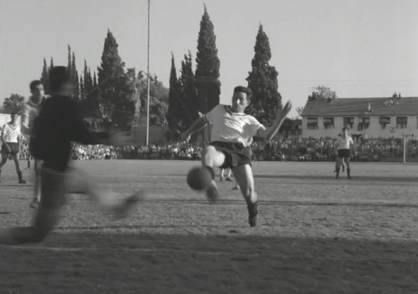 בועז קופמן בועט לשער. קרדיט - ארכיון הסרטים הישראלי