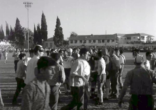 מהומה על המגרש שהסתיימה בהפסקתו בדקה ה-75. קרדיט - ארכיון הסרטים הישראלי