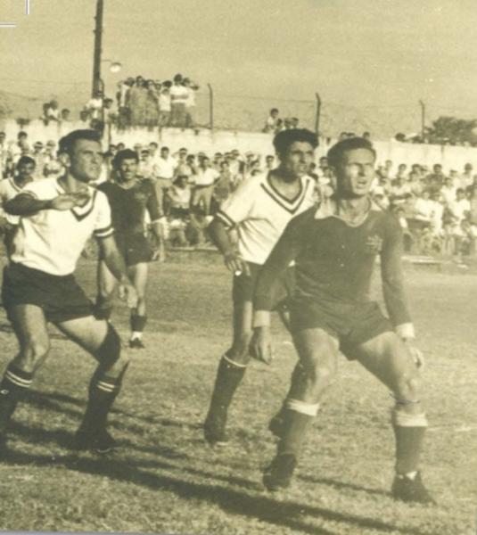 1962/63 - גביע - סיבוב 5 - מכבי נתניה (1:2) - חיים בכר ואריה רדלר משגיחים על יוסף היינה. שלמה נהרי ברקע משמאל. מתוך הספר [a href="https://flamboyant-liskov-df9abe.netlify.com/?fbclid=IwAR0qnkc1A34s_bgq1rNIRevQn-igjoFxrHlUuUSF8RQMvrOQF6yWSdFYMzw#&gid=1&pid=223"]"יהלומים לנצח"[/ahref]