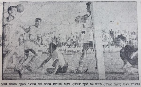 אבשלום רצאבי (יושב במרכז) רגע אחרי שכבש לרשת שמשון