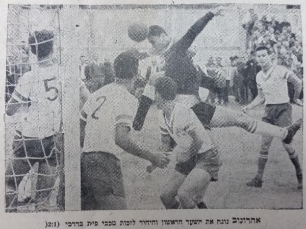 אלי אהרונוב נוגח את שער היתרון הזמני של מכבי פ"ת