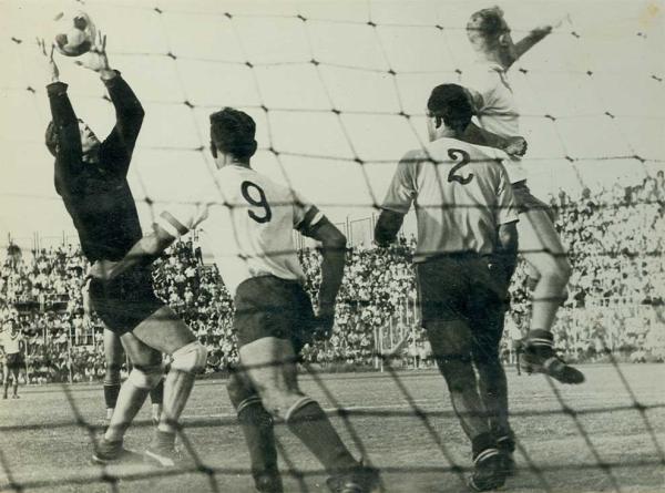 1962/63 - מחזור 19 - בני יהודה (2:1) - התקפה של הפועל פ"ת בבלומפילד נבלמת. אבשלום מרכוס מזנק מימין.