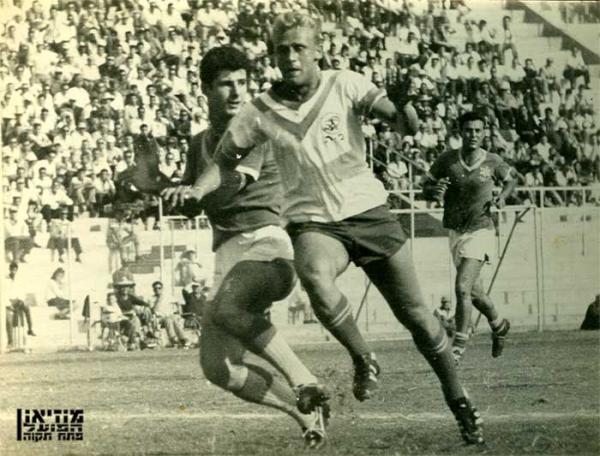 1962/63 - גביע - חצי גמר - מכבי חיפה (1:1) - אבשלום מרכוס מחפש את הכדור.