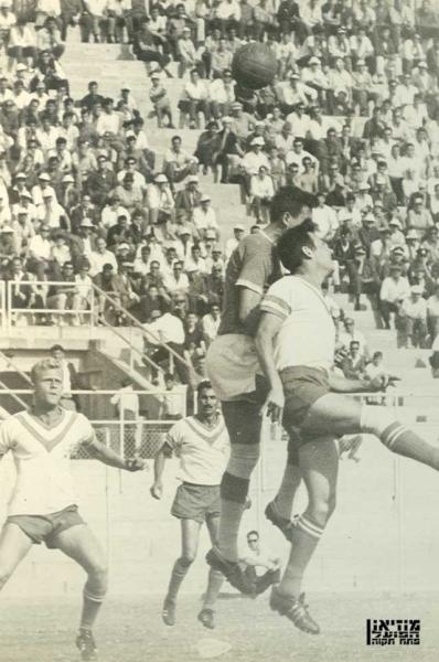 1962/63 - גביע - חצי גמר - מכבי חיפה (1:1) - נחום סטלמך, כהרגלו, באוויר, שלמה נהרי (במרכז) ואבשלום מרכוס (משמאל) נותנים לו גיבוי מאחור.