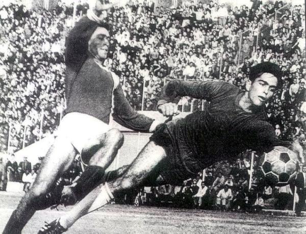 1963/64 - מחזור 16 - הפועל תל-אביב (2:0) - איציק ויסוקר מחלץ כדור מסוכן מרגליו של משה סקל