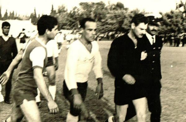 צוות השיפוט יורד מהמגרש בליווי משטרתי