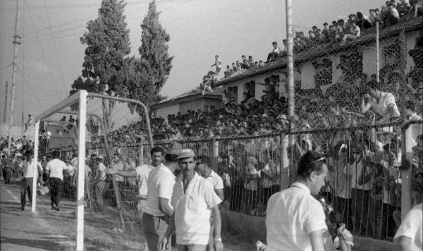 מבט נוסף ליציע מאחורי השער במגרש הפועל פ"ת ברחוב אברבנל, לפני דרבי הגביע מול הפועל מחנה יהודה