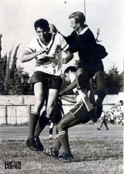 1963/64 - גביע - סיבוב 4 - הפועל מחנה-יהודה (2:0) - מיקי שינפלד קולט את הכדור, יצחק דרוקר מחפה עליו.
