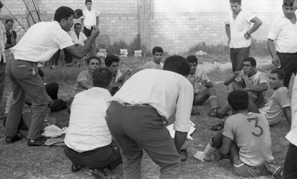 אקס הפועל פ"ת זכריה רצאבי מדרבן את שחקני הפועל מחנה יהודה במחצית
